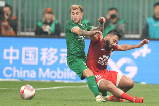 苏格兰女足队长卡思伯特与中国队比赛时头部受伤，被紧急送医（苏格兰女足队长卡思伯特在对华比赛中头部受伤，紧急送往医院）