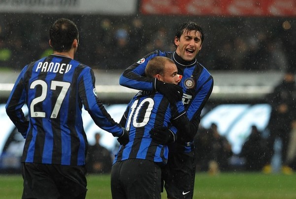 足球报：申花将利用今年最后两场亚冠来决定人员的去留（足球报：申花将以本年末两场亚冠检验阵容，敲定人员去留）