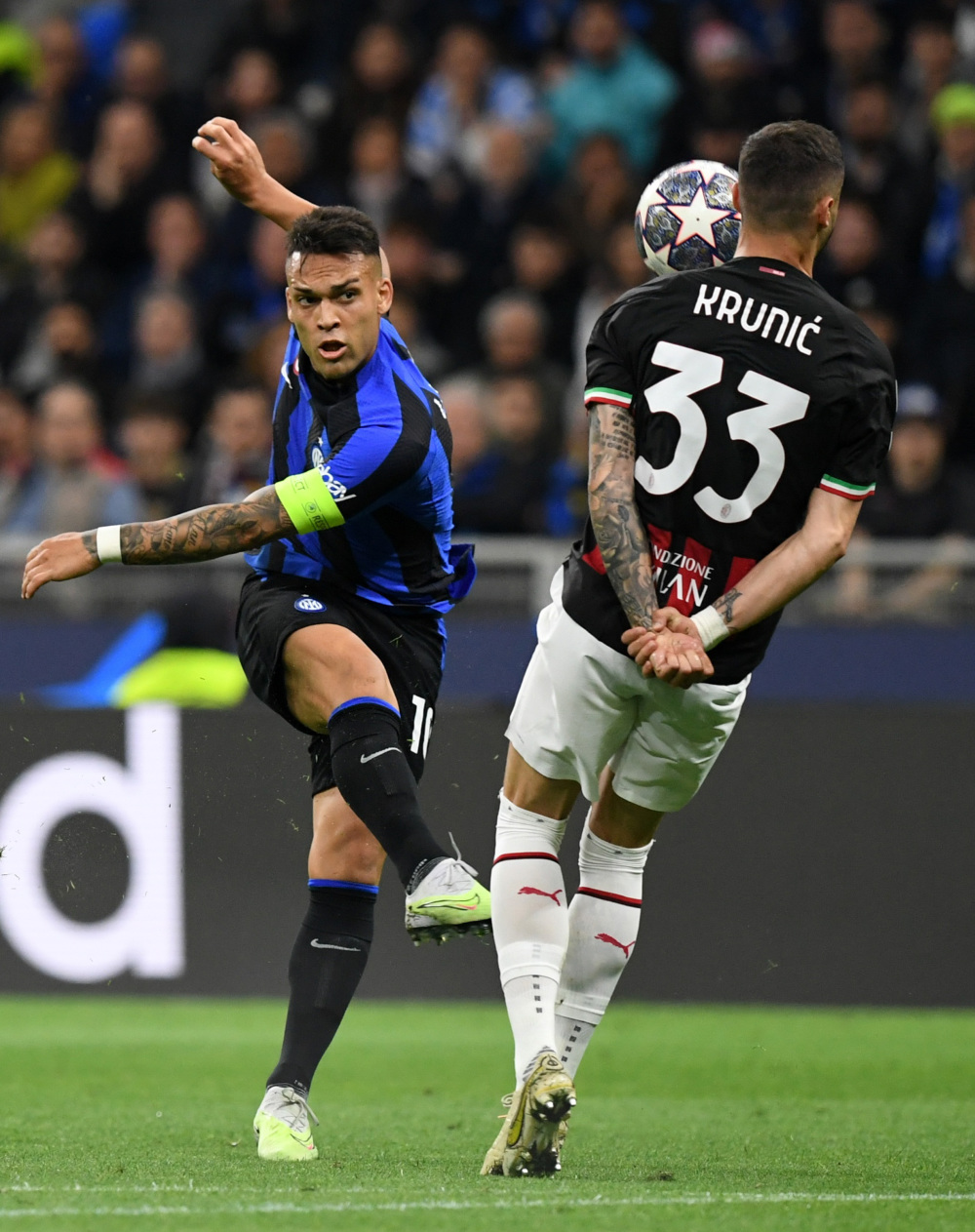 正随巴西在枪手基地训练，维尼修斯与多名阿森纳青训球员合影（维尼修斯随巴西队在阿森纳基地训练，并与多位枪手青训小将合影）