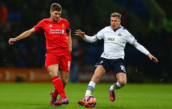 突发！阿诺德左腿受伤离场 皇马防线遭遇重创（阿诺德左腿伤退，皇马后防遭重击）