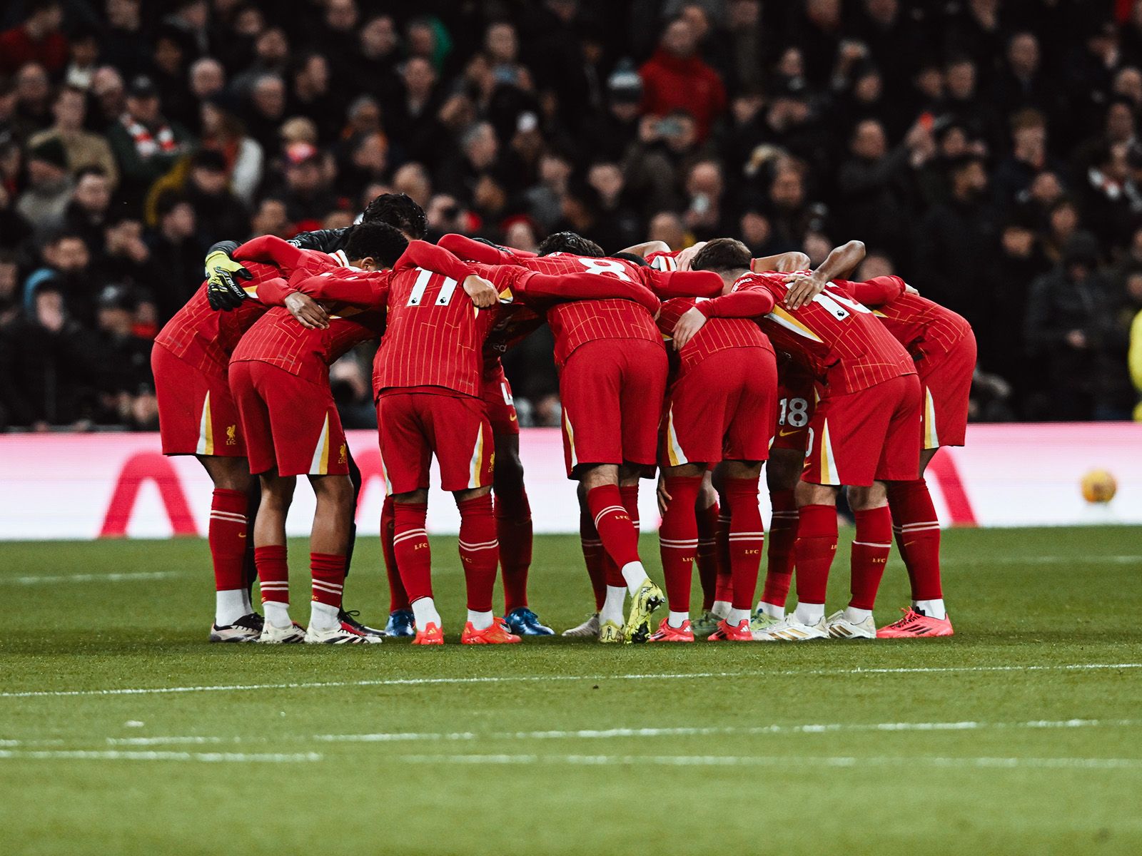 英超曼联和铁锤帮踢平，胖虎大力轰门式传球助攻达洛特种瓜得豆！（英超：曼联与铁锤帮握手言和，胖虎炮弹式传球助达洛特破门）