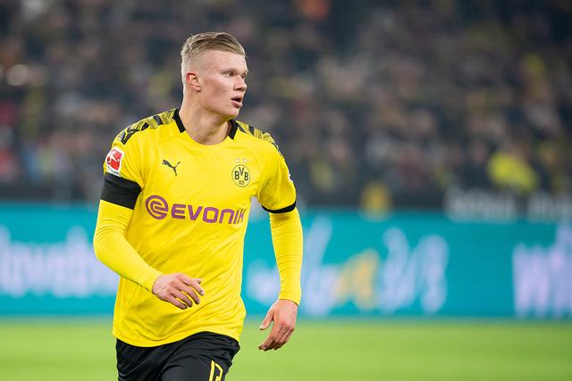 国足备战强度升级，全队深夜加练（国足加码备战，球队连夜加练）